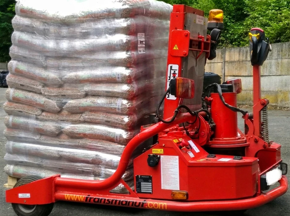 Livraison extérieure d'une palette de sacs de granulés de bois (pellets), emballée sous film plastique étirable