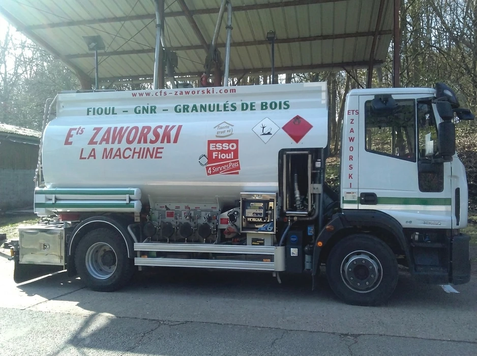 Camion-citerne de livraison de fioul stationné en extérieur