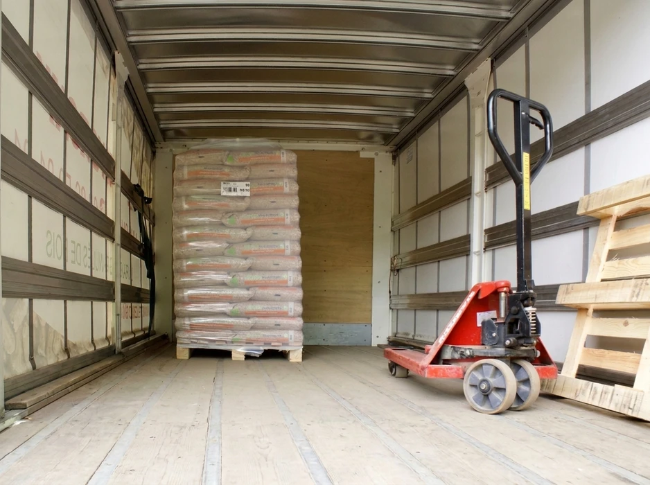 Intérieur de carrosserie de camion frigorifique avec hayon ouvert