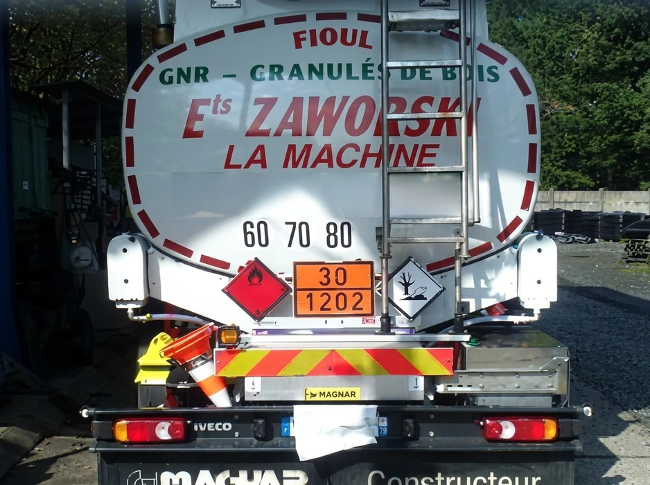 Camion-citerne blanc de livraison de carburant, marque Iveco, vue arrière