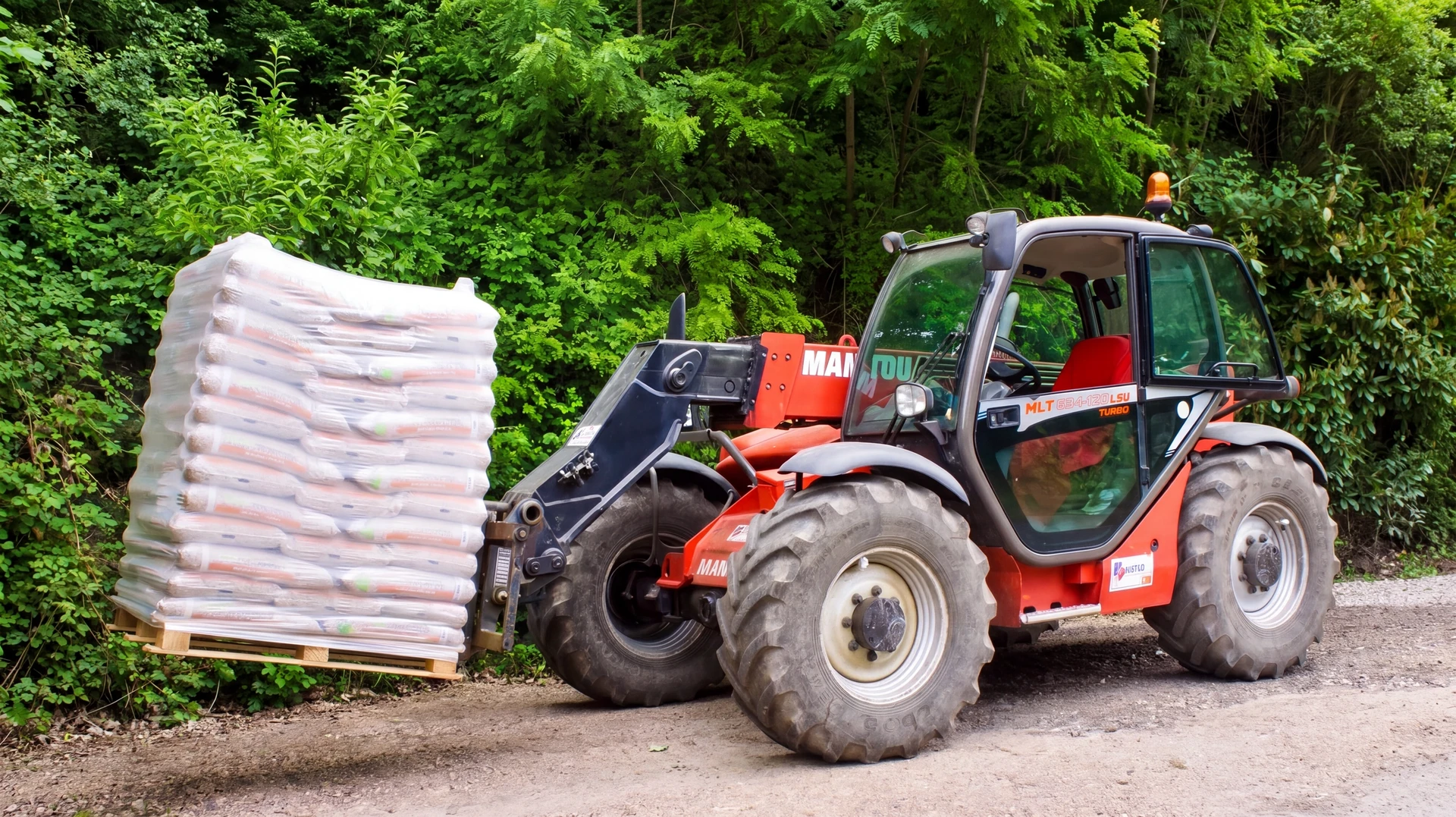 Entrepôt industriel avec stockage de sacs de granulés de bois empilés